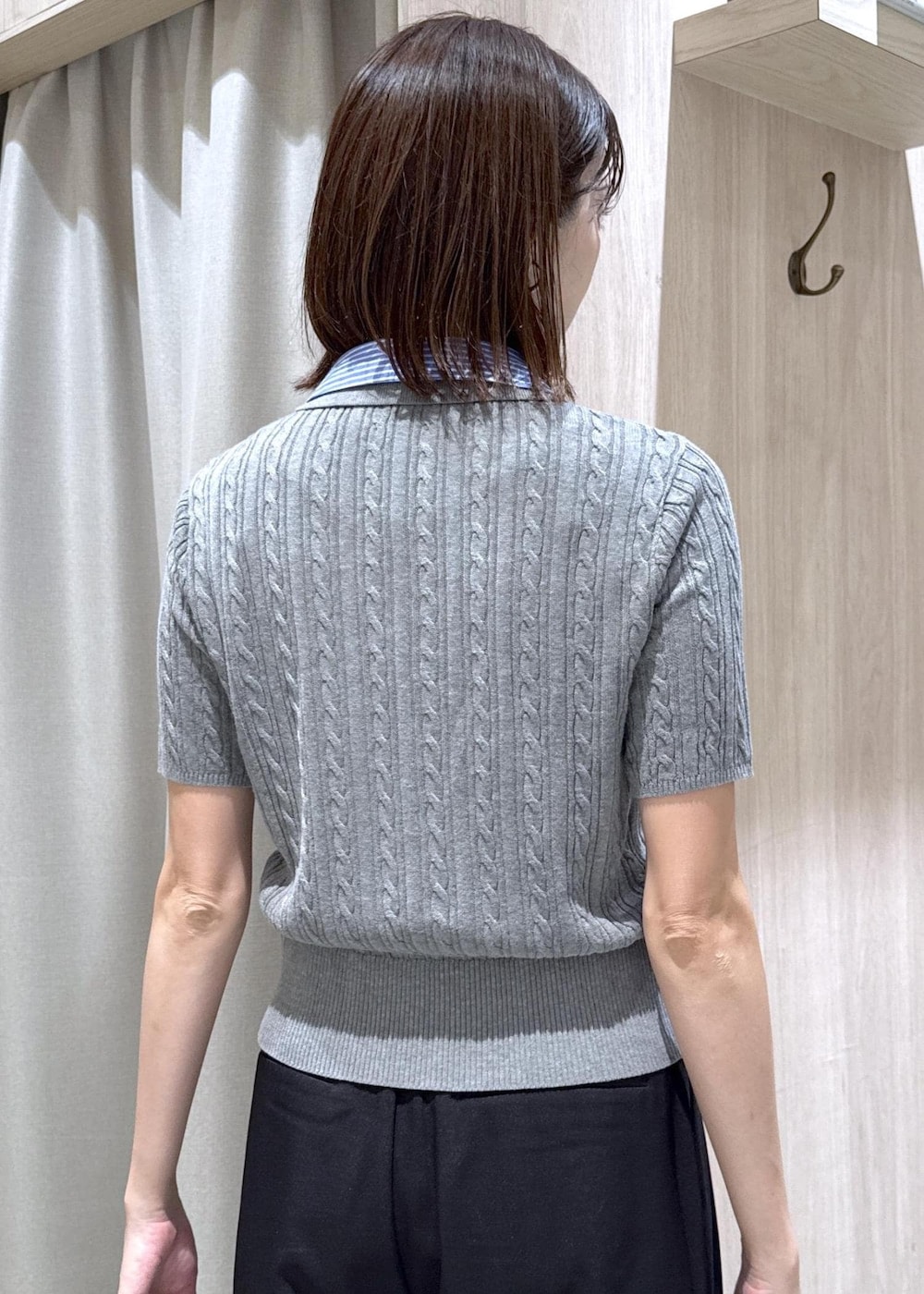 ブラック系のパンプス、グレー系のカーディガン/ボレロ、ブラック系のその他パンツを着用したレディースの夏コーディネートの10枚目の写真