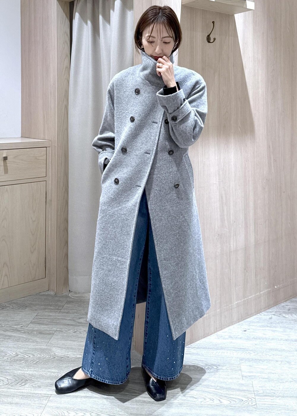 グレー系のその他アウター、ブルー系のデニムパンツ、ブラック系のニット/セーターを着用したレディースの冬コーディネートの5枚目の写真