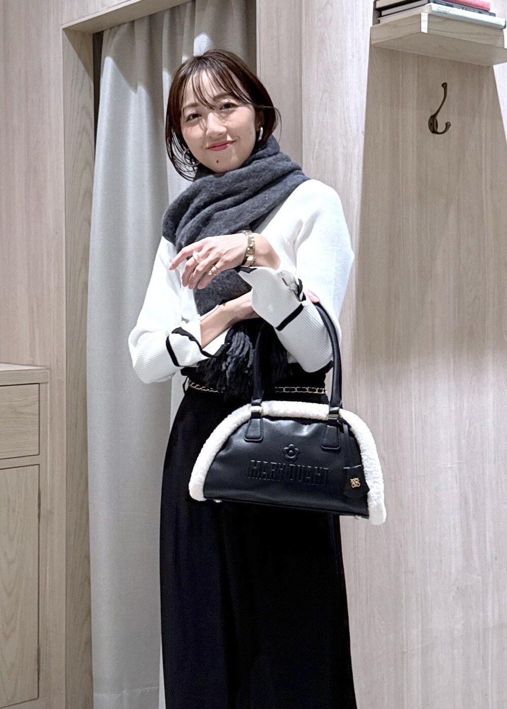 ブラック系のその他パンツ、ブラウン系のローファー、ホワイト系のニット/セーターを着用したレディースの秋コーディネートの7枚目の写真