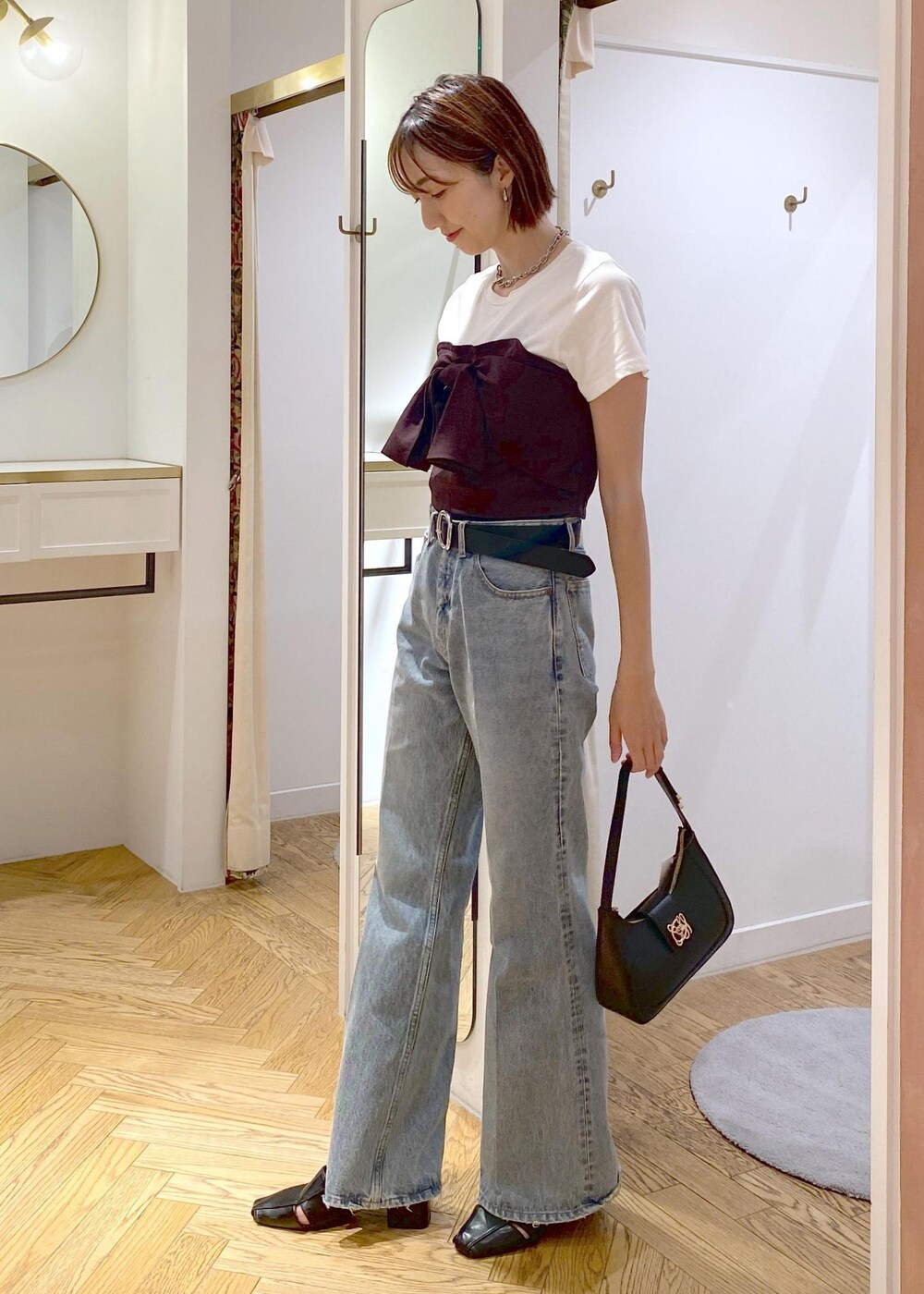 ブラック系のサンダル、ブラウン系のTシャツ/カットソー、ブルー系のデニムパンツを着用したレディースの夏コーディネートの2枚目の写真