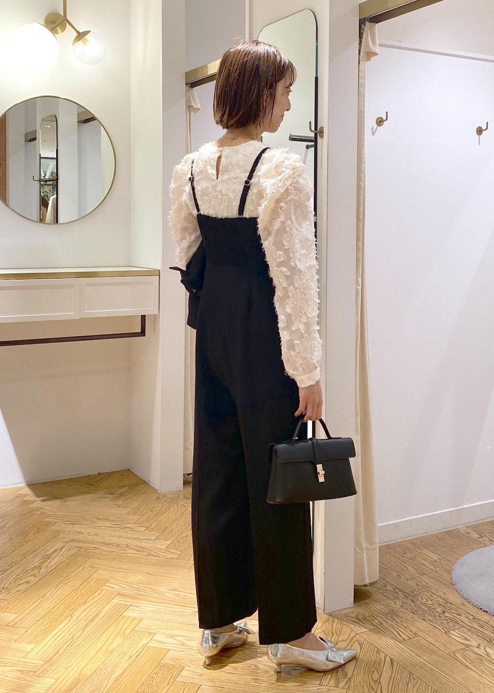 「大人シンプル、きれいめシンプル、初秋コーデ、秋コーデ、初冬コーデ、お仕事コーデ、セレモニーコーデ、結婚式コーデ、卒業式コーデ、卒園式コーデ、授業参観日コーデ、入学式コーデ、入園式コーデ、デートコーデ、お出かけコーデ」｜「Juzeのビッグリボンパンプス（パンプス、シルバー系）」を使った、eric08さん（レディース・166cm）の秋コーディネートの3枚目の写真