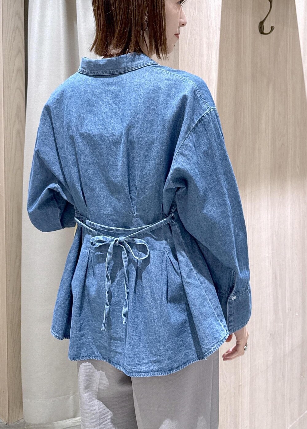 グレー系のその他パンツ、イエロー系のカーディガン/ボレロ、ブルー系のシャツ/ブラウスを着用したレディースの春コーディネートの9枚目の写真