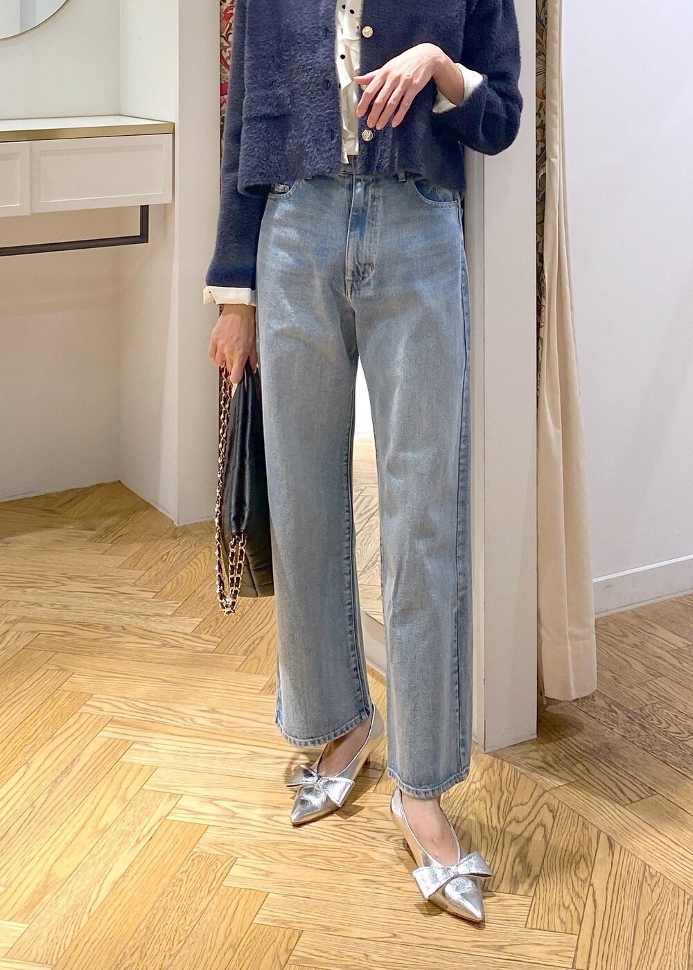 シルバー系のパンプス、ベージュ系のシャツ/ブラウス、ブルー系のカーディガン/ボレロを着用したレディースの冬コーディネートの6枚目の写真