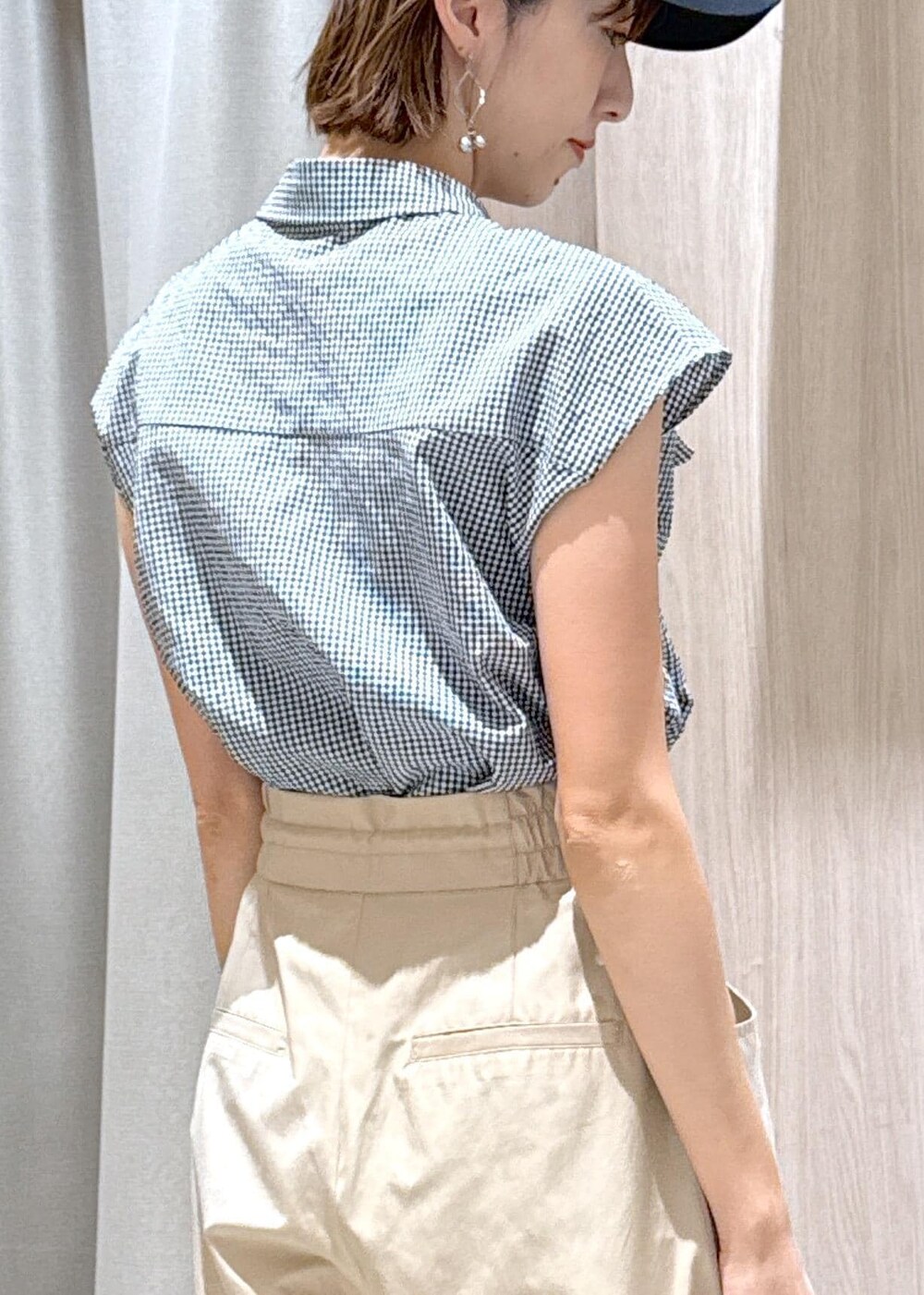 ブラック系のサンダル、ブラック系のシャツ/ブラウス、ベージュ系のその他パンツを着用したレディースの夏コーディネートの9枚目の写真