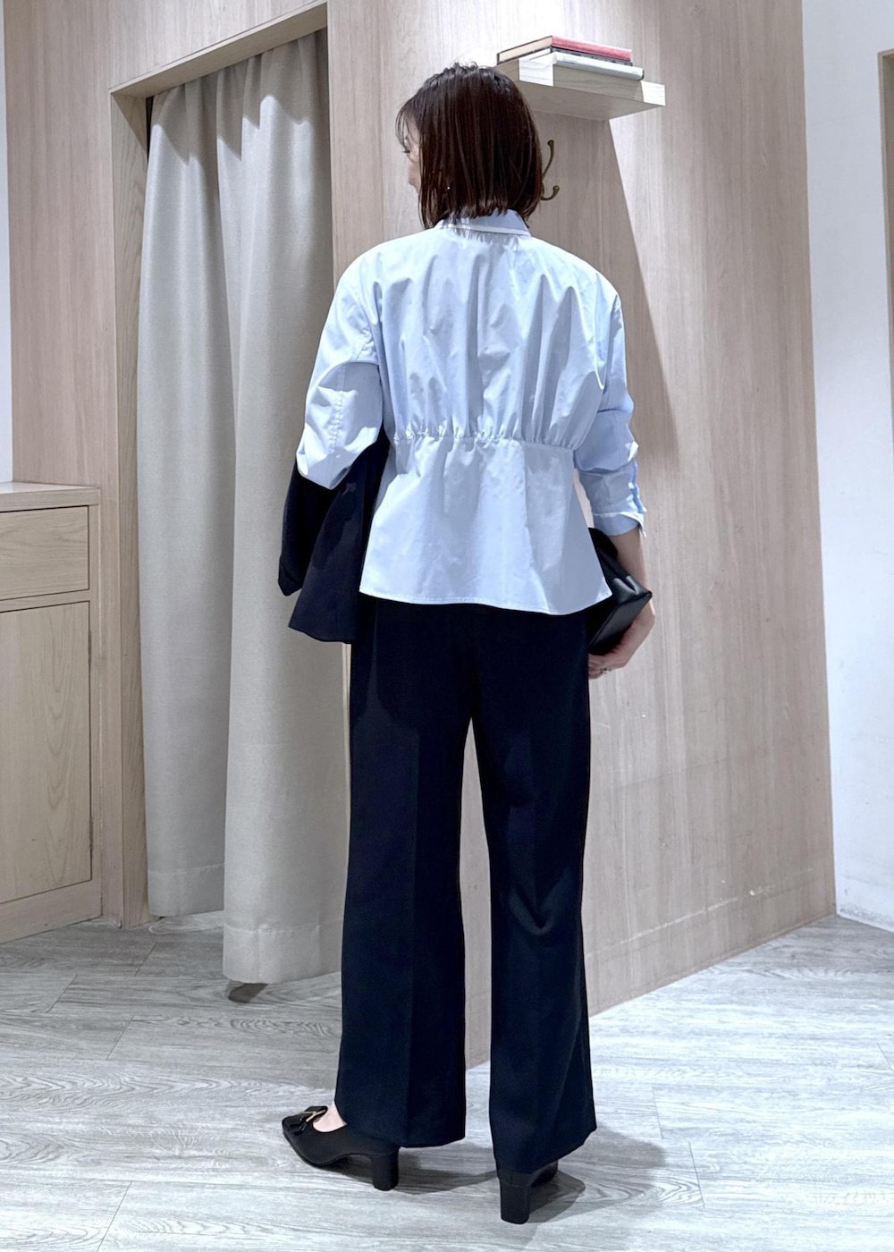 ブルー系のシャツ/ブラウス、ブラック系のパンプス、ブルー系のテーラードジャケットを着用したレディースの冬コーディネートの9枚目の写真