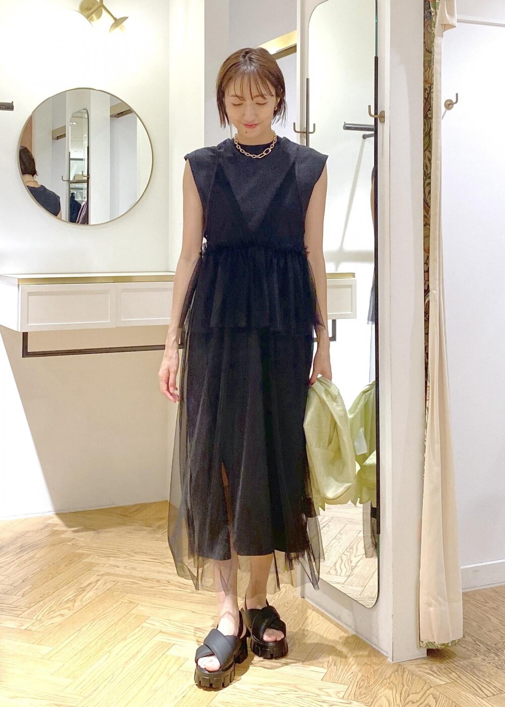 グリーン系のシャツ/ブラウス、ブラック系のサンダル、ブラック系のワンピースを着用したレディースの夏コーディネートの4枚目の写真