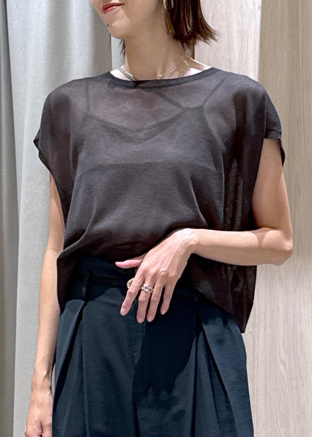 ブラック系のキャミソール、ブラック系のサンダル、グレー系のニット/セーターを着用したレディースの夏コーディネートの7枚目の写真