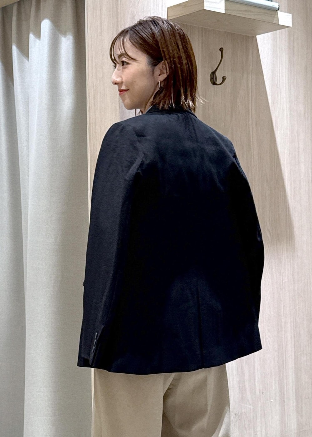 ブラック系のパンプス、ブラック系のトートバッグ、ブルー系のシャツ/ブラウスを着用したレディースの秋コーディネートの7枚目の写真