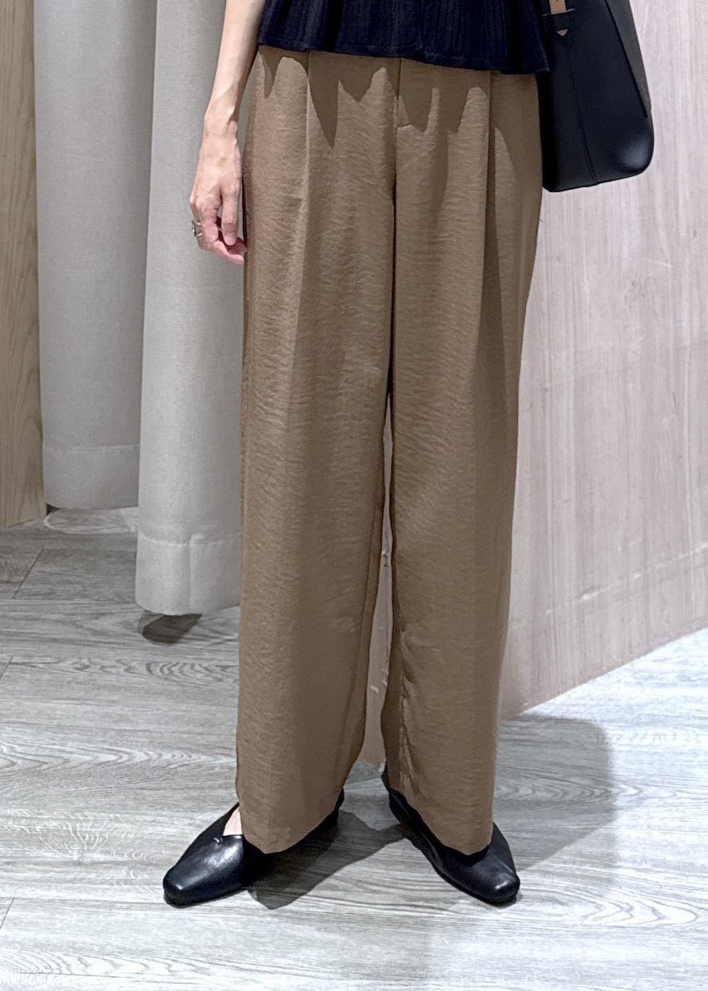 ブラック系のトートバッグ、ブラック系のパンプス、ブラック系のカーディガン/ボレロを着用したレディースの夏コーディネートの4枚目の写真