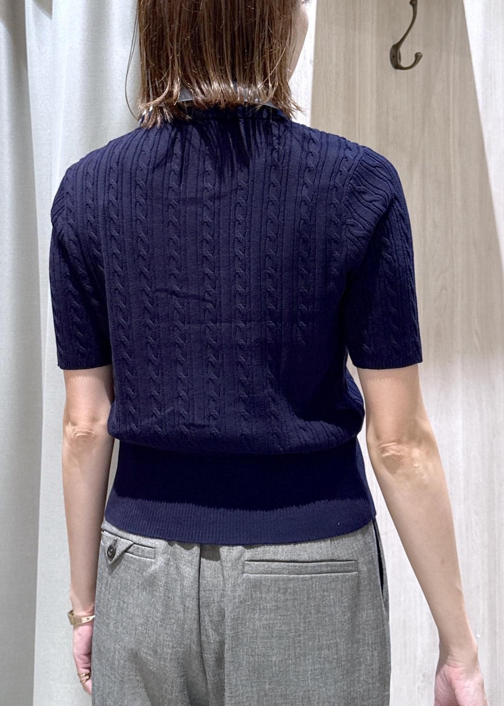 ブラック系のパンプス、ホワイト系のキャミソール、ブルー系のカーディガン/ボレロを着用したレディースの夏コーディネートの9枚目の写真