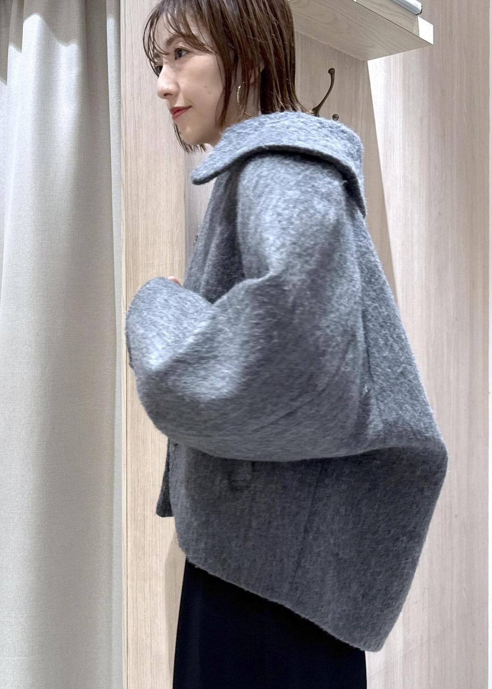 ブラック系のトートバッグ、グレー系のブルゾン、ブラック系のその他パンツを着用したレディースの秋コーディネートの4枚目の写真