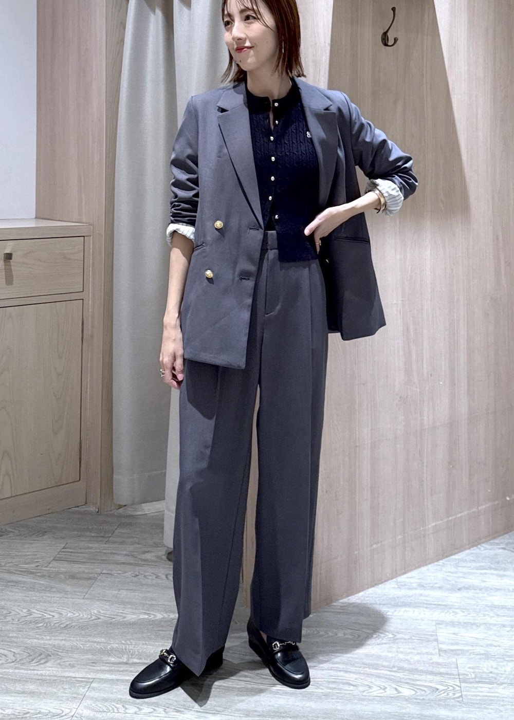ブルー系のカーディガン/ボレロ、グレー系のその他パンツ、グレー系のテーラードジャケットを着用したレディースの冬コーディネートの4枚目の写真