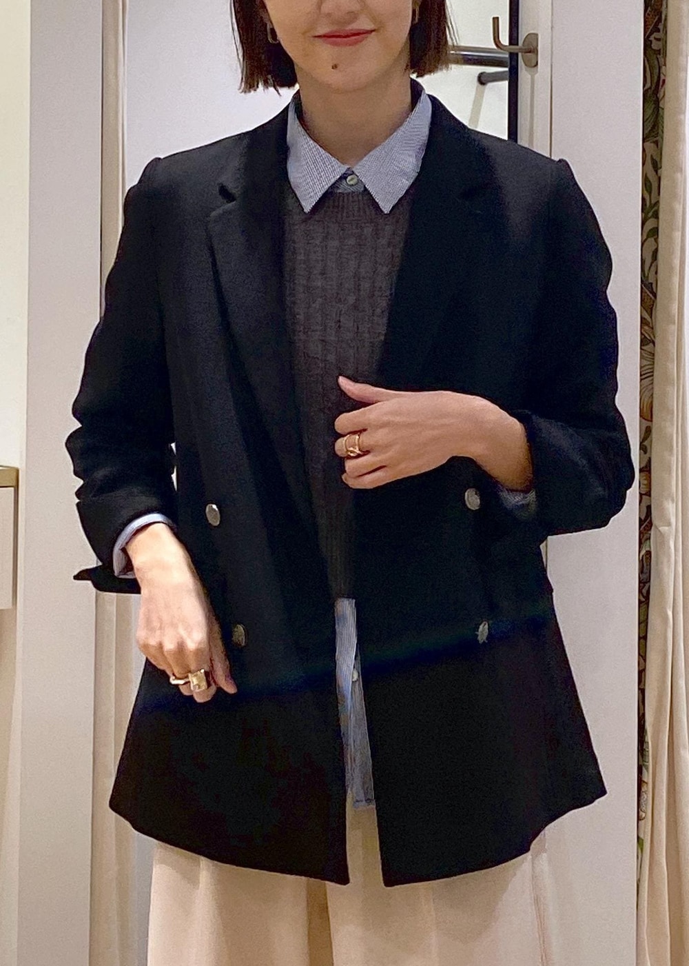 ブラウン系のショルダーバッグ、ブラック系のテーラードジャケット、ブルー系のシャツ/ブラウスを着用したレディースの冬コーディネートの6枚目の写真