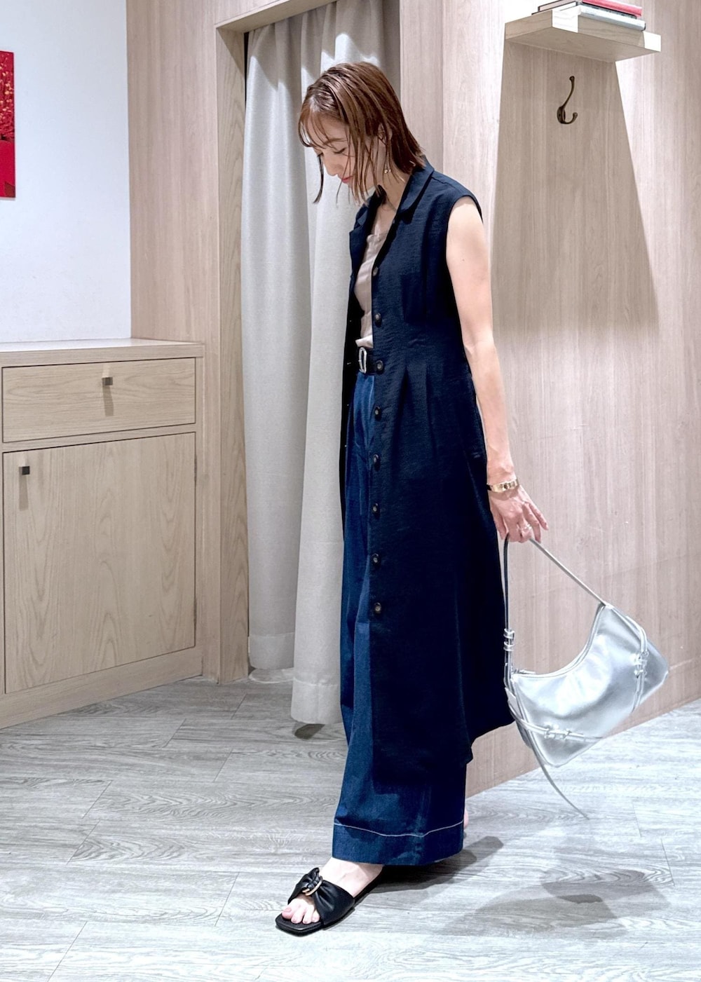 ベージュ系のキャミソール、ブルー系のデニムパンツ、ブルー系のワンピースを着用したレディースの夏コーディネートの2枚目の写真