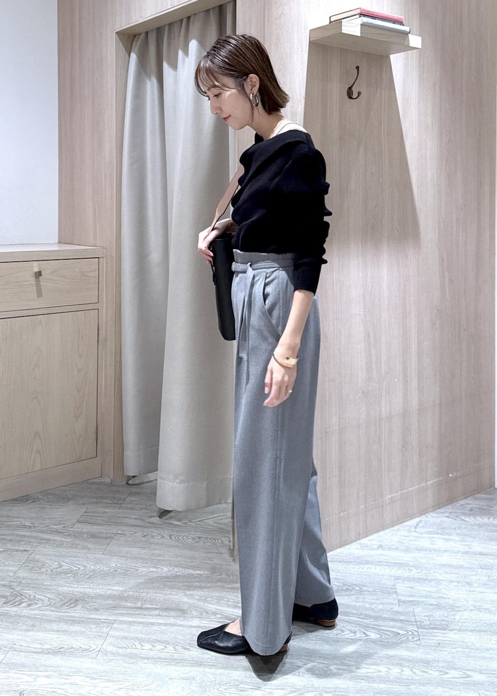 ブラック系のトートバッグ、グレー系のその他パンツ、ブラック系のニット/セーターを着用したレディースの冬コーディネートの2枚目の写真