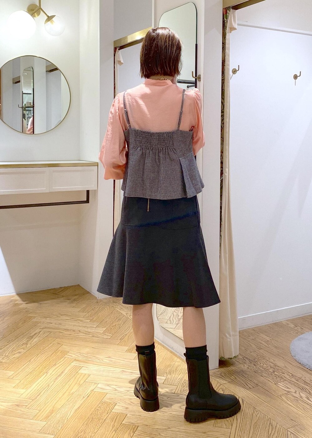 ホワイト系のハンドバッグ、ピンク系のシャツ/ブラウス、ブラック系のワンピースを着用したレディースの秋コーディネートの2枚目の写真