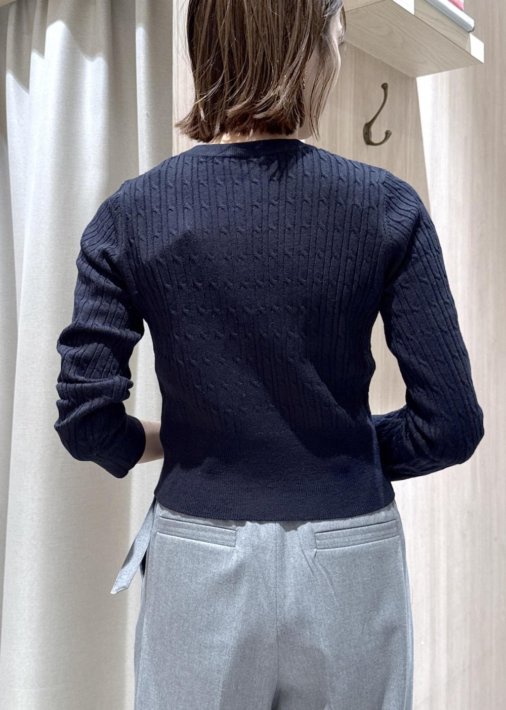 ブラック系のハンドバッグ、ブラック系のテーラードジャケット、グレー系のその他パンツを着用したレディースの冬コーディネートの6枚目の写真