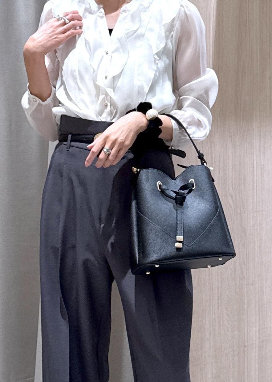 ブラック系のショルダーバッグ、グレー系のスラックス、ホワイト系のシャツ/ブラウスを着用したレディースの秋コーディネートの6枚目の写真