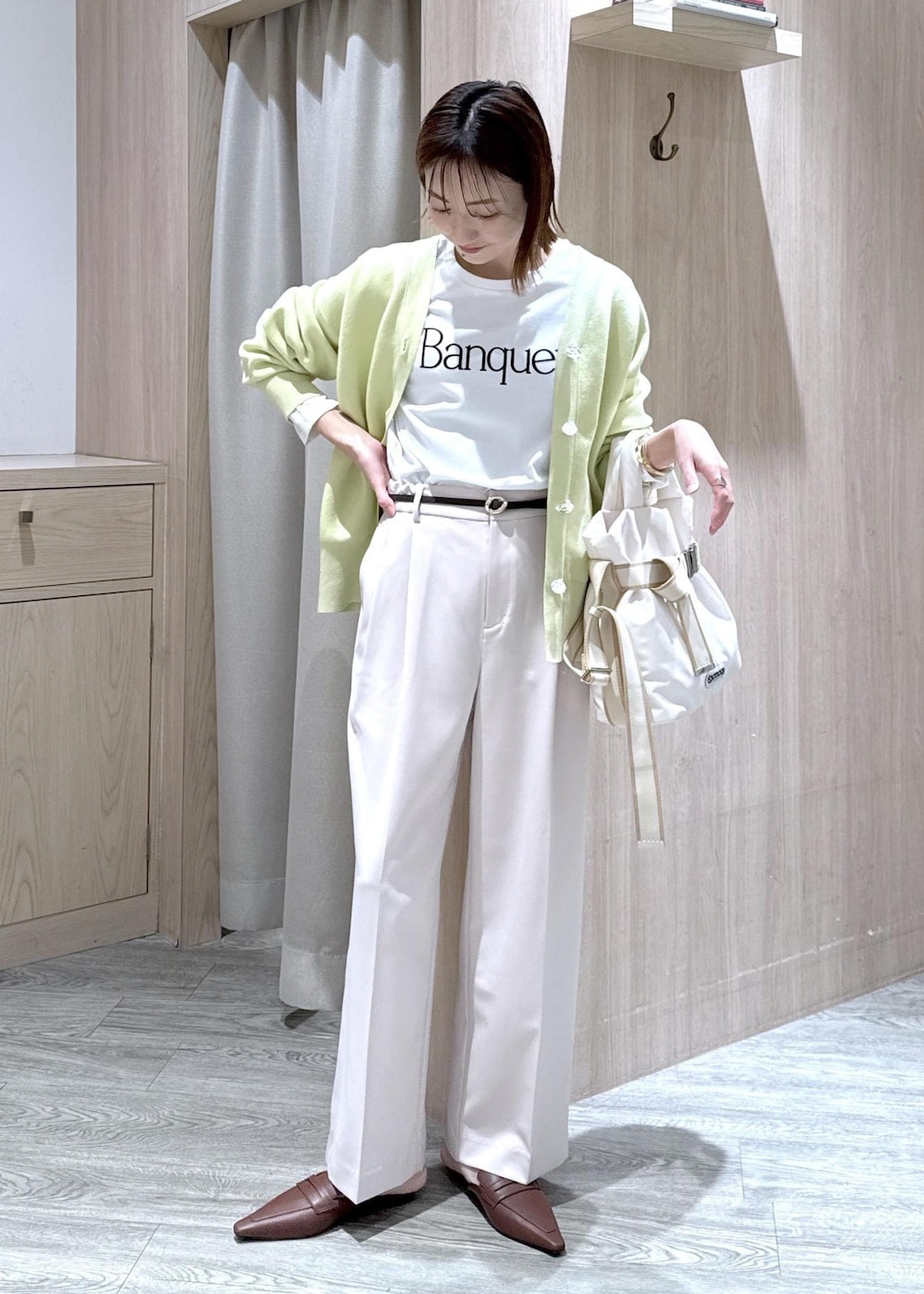 ホワイト系のTシャツ/カットソー、ベージュ系のその他パンツ、グリーン系のカーディガン/ボレロを着用したレディースの冬コーディネートの2枚目の写真