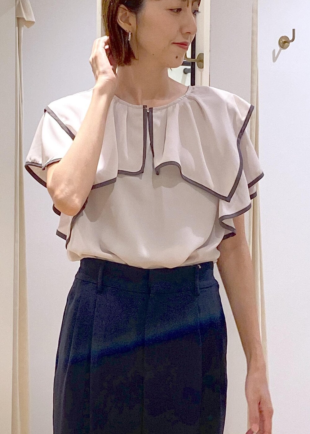 シルバー系のパンプス、ブラック系のキャミソール、ブルー系のスラックスを着用したレディースの夏コーディネートの6枚目の写真