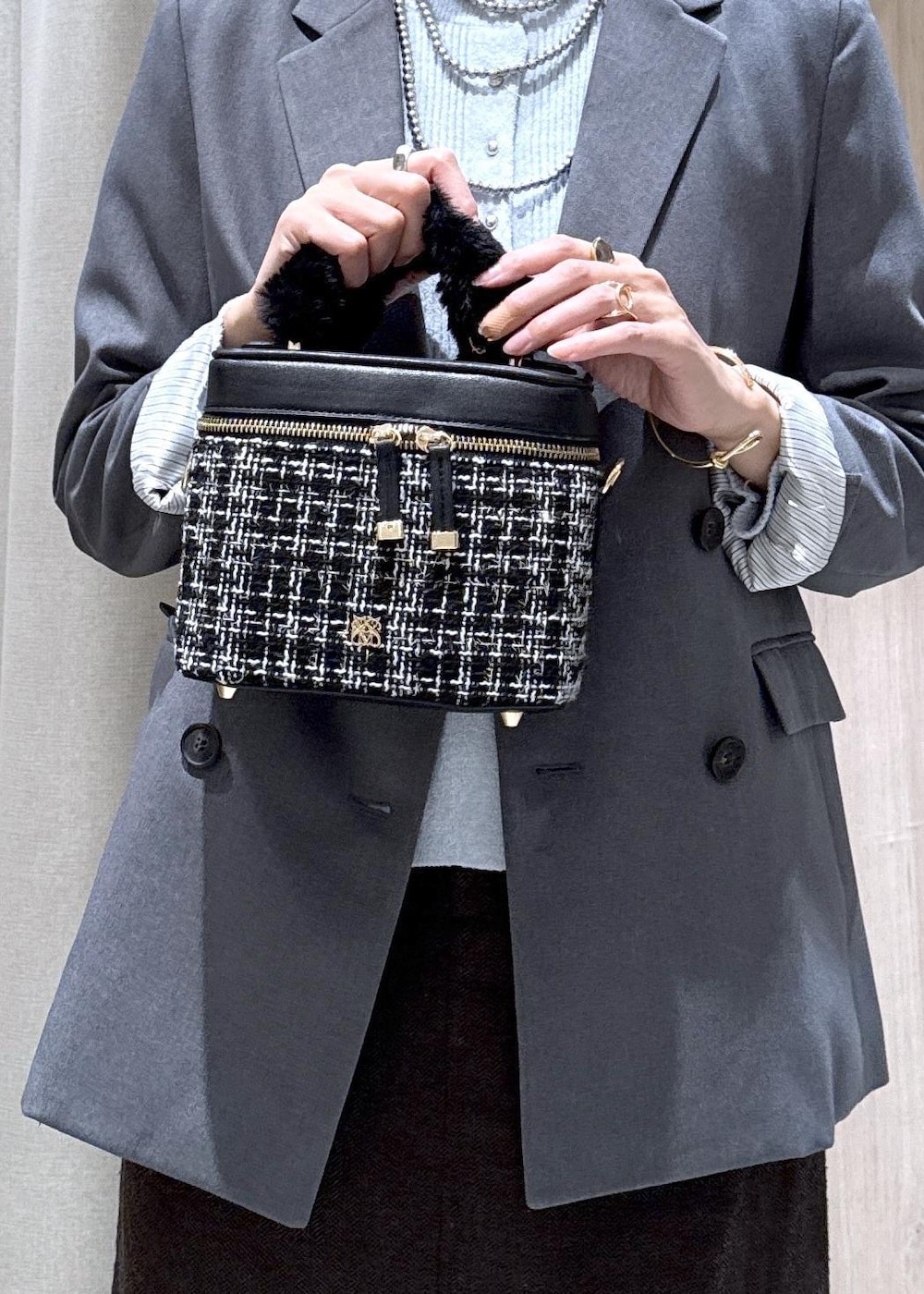 グレー系のテーラードジャケット、ブルー系のカーディガン/ボレロ、ブラウン系のスカートを着用したレディースの秋コーディネートの5枚目の写真