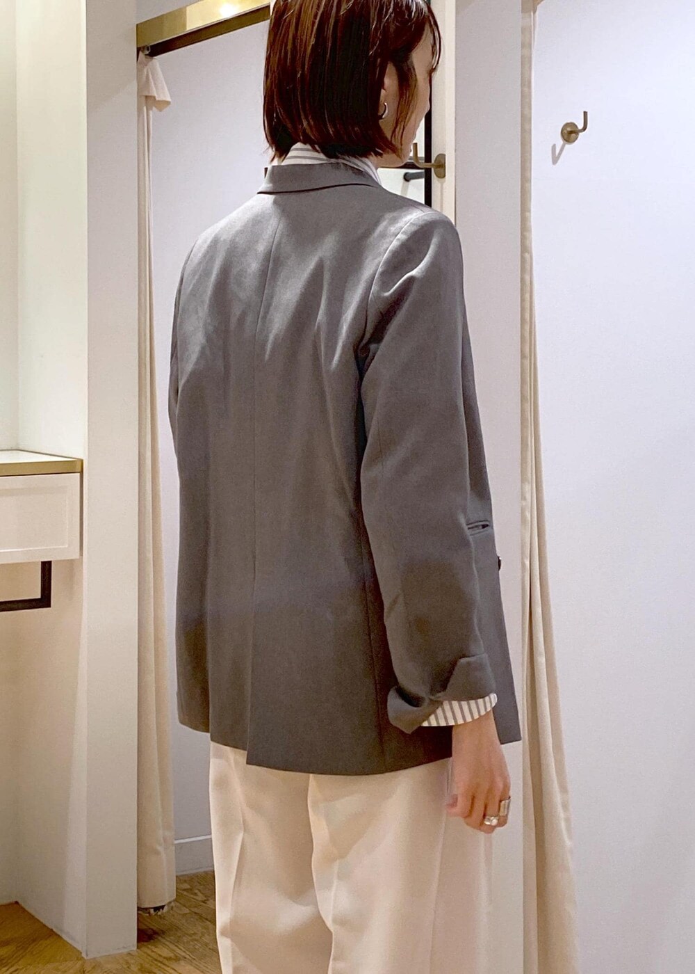 シルバー系のパンプス、ホワイト系のシャツ/ブラウス、ホワイト系のスラックスを着用したレディースの冬コーディネートの8枚目の写真