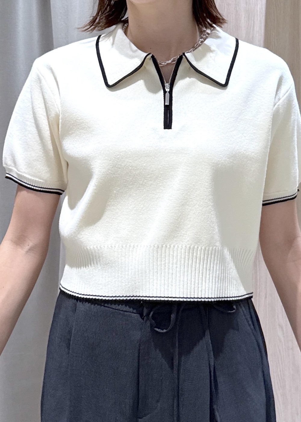 グレー系のその他パンツ、ブラウン系のトートバッグ、ホワイト系のニット/セーターを着用したレディースの夏コーディネートの5枚目の写真