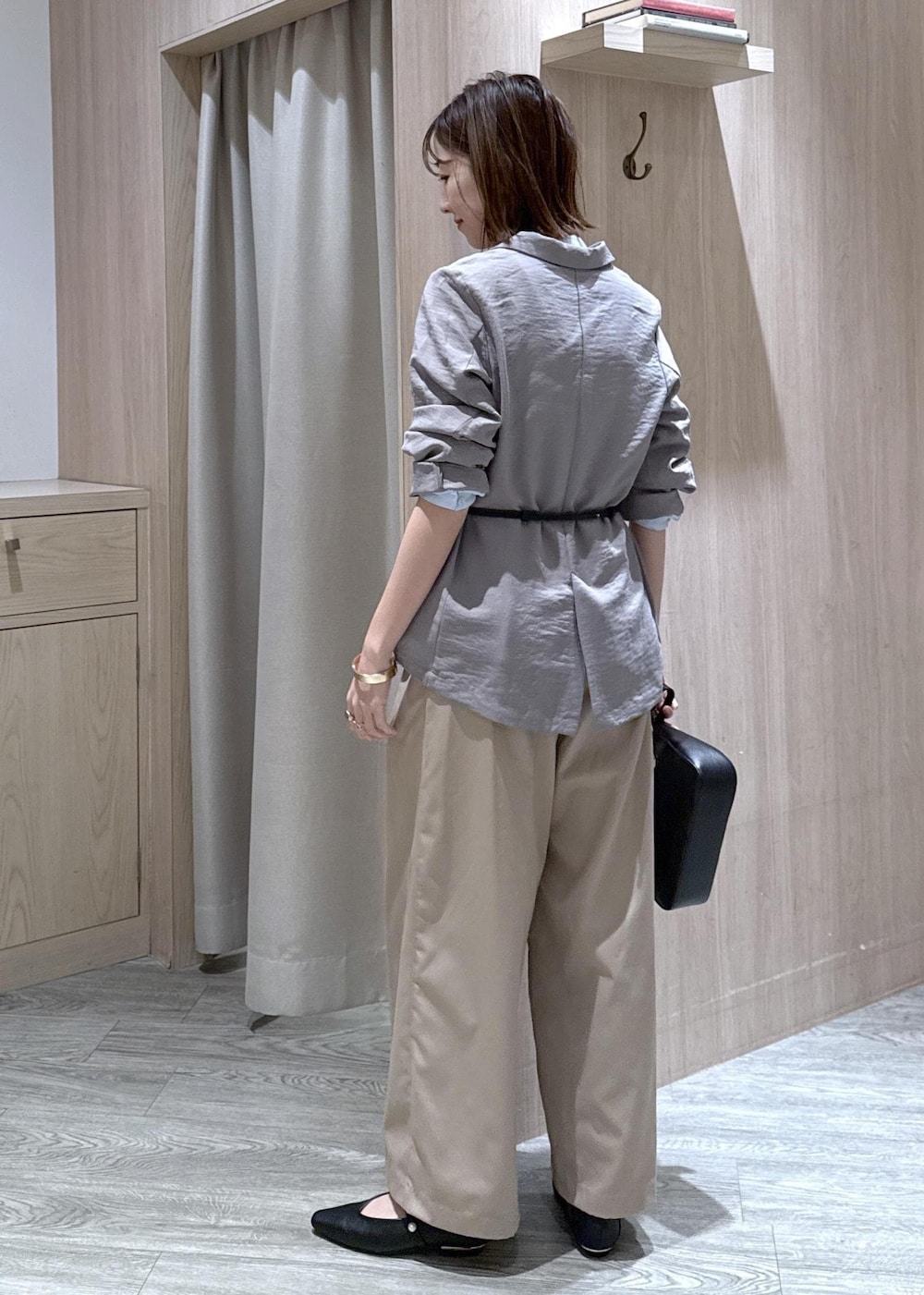 ブラック系のショルダーバッグ、ブラック系のパンプス、ベージュ系のその他パンツを着用したレディースの春コーディネートの4枚目の写真