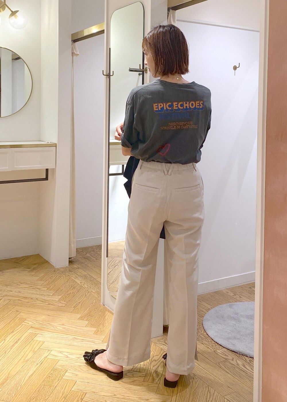 ブルー系のテーラードジャケット、ホワイト系のスラックス、その他のショルダーバッグを着用したレディースの夏コーディネートの8枚目の写真