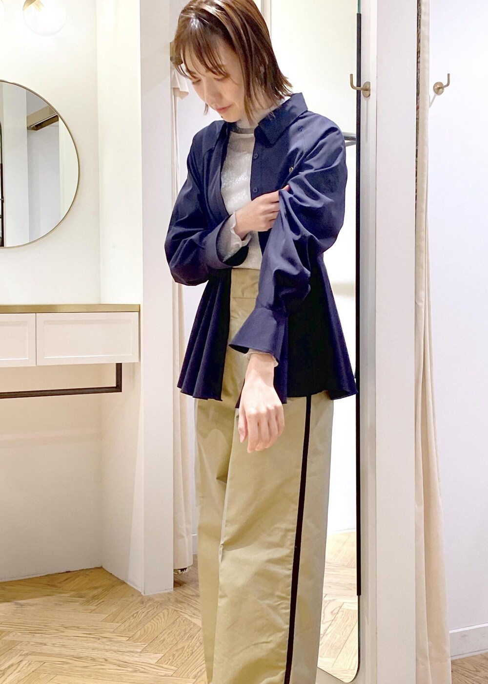 ブラック系のローファー、ベージュ系のスラックス、シルバー系のTシャツ/カットソーを着用したレディースの春コーディネートの3枚目の写真