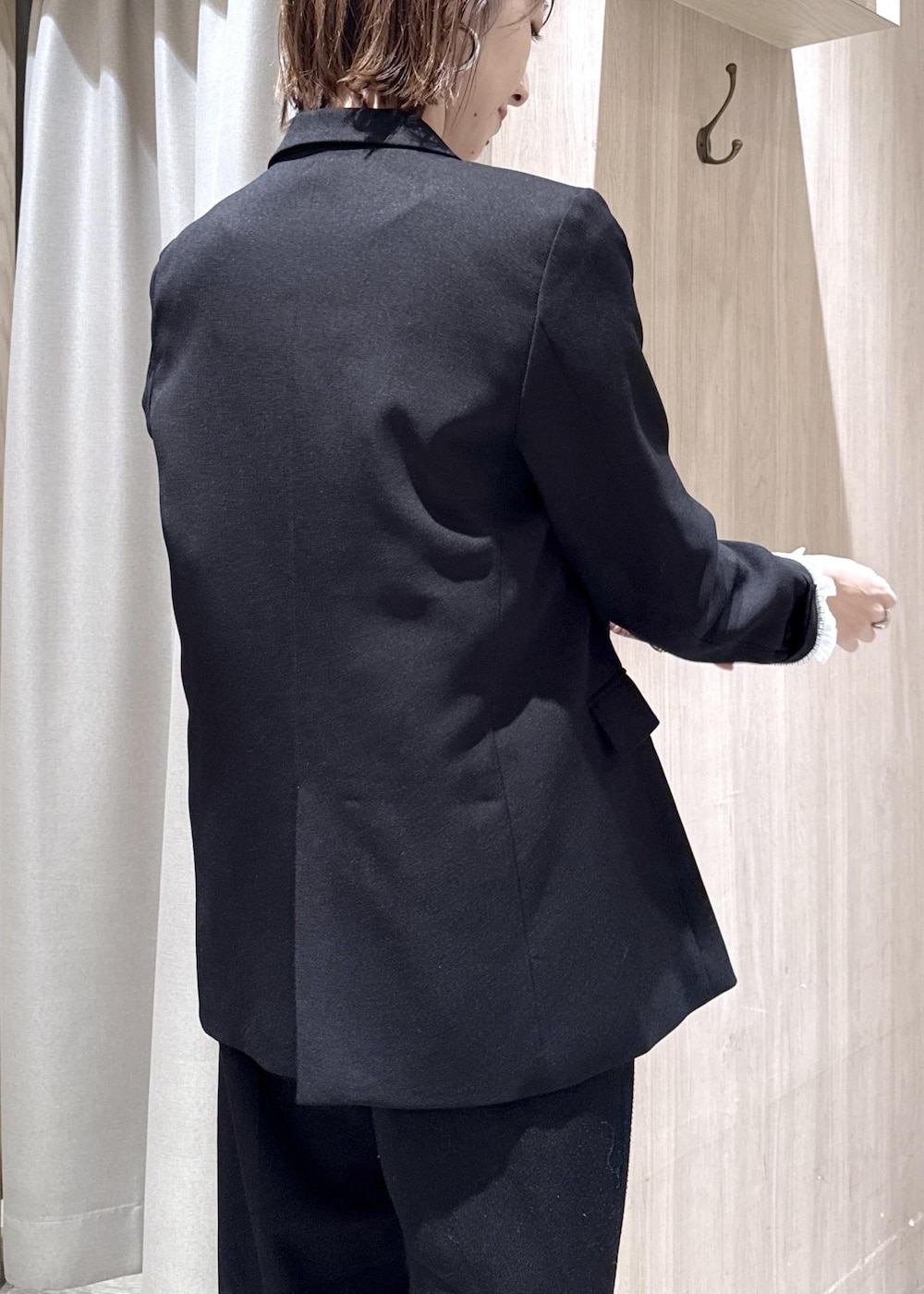 ブラック系のスラックス、ブラック系のテーラードジャケット、グレー系のその他アウターを着用したレディースの冬コーディネートの6枚目の写真