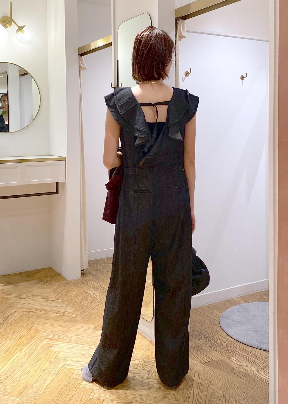 ブラック系のキャミソール、ブラック系のハンドバッグ、グレー系のドレスシューズを着用したレディースの夏コーディネートの5枚目の写真