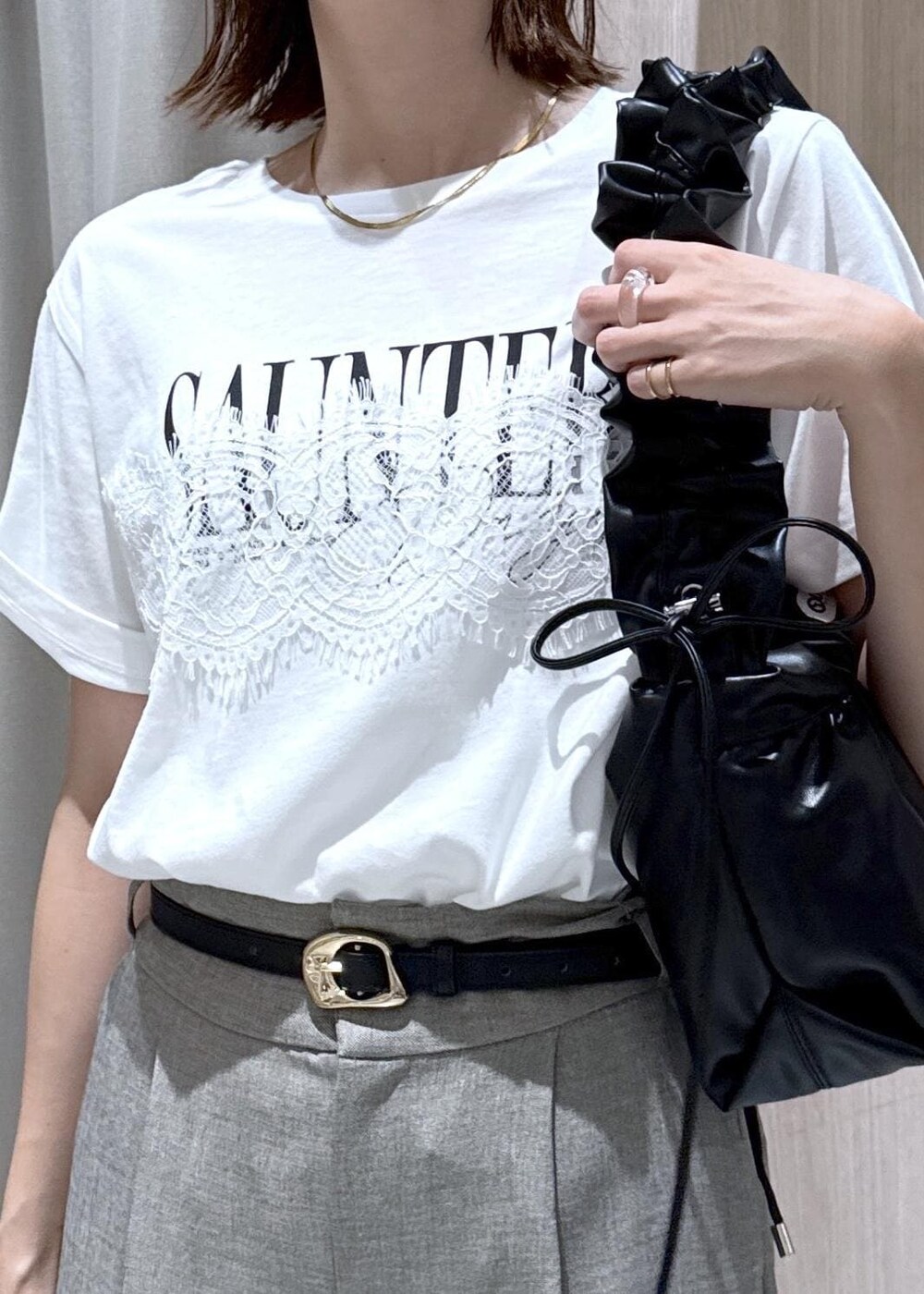 グレー系のその他パンツ、グリーン系のテーラードジャケット、ブラック系のパンプスを着用したレディースの夏コーディネートの6枚目の写真