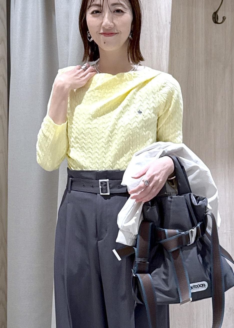 ホワイト系のパンプス、グレー系のトートバッグ、ホワイト系のブルゾンを着用したレディースの春コーディネートの3枚目の写真