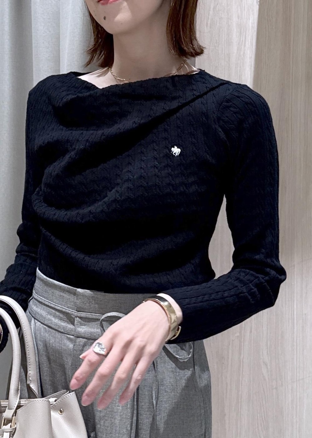 ブラック系のパンプス、グレー系のその他パンツ、ホワイト系のテーラードジャケットを着用したレディースの春コーディネートの8枚目の写真