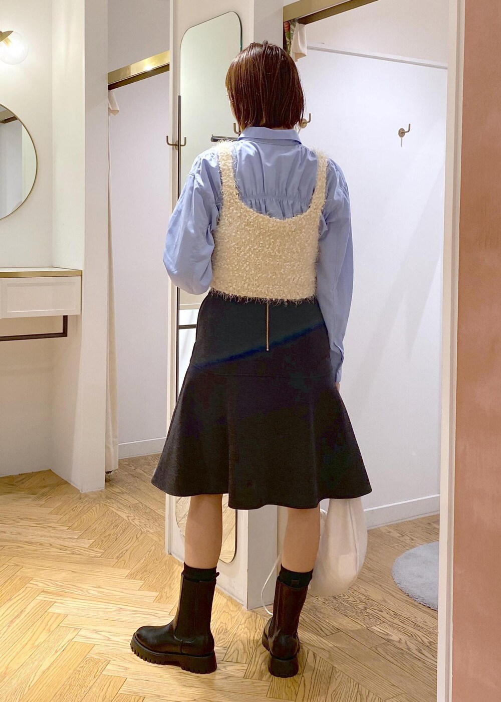 グレー系のスカート、ホワイト系のキャミソール、ブルー系のシャツ/ブラウスを着用したレディースの秋コーディネートの3枚目の写真