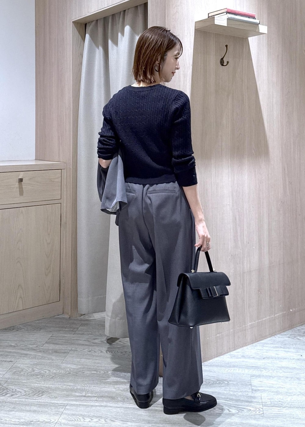 ブルー系のカーディガン/ボレロ、グレー系のその他パンツ、グレー系のテーラードジャケットを着用したレディースの冬コーディネートの2枚目の写真