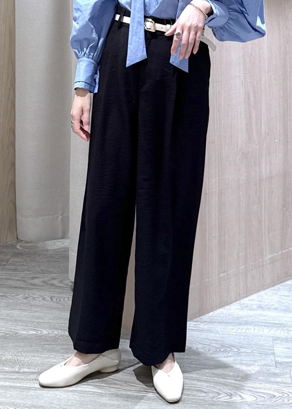 ホワイト系のショルダーバッグ、ブルー系のシャツ/ブラウス、ホワイト系のパンプスを着用したレディースの春コーディネートの9枚目の写真