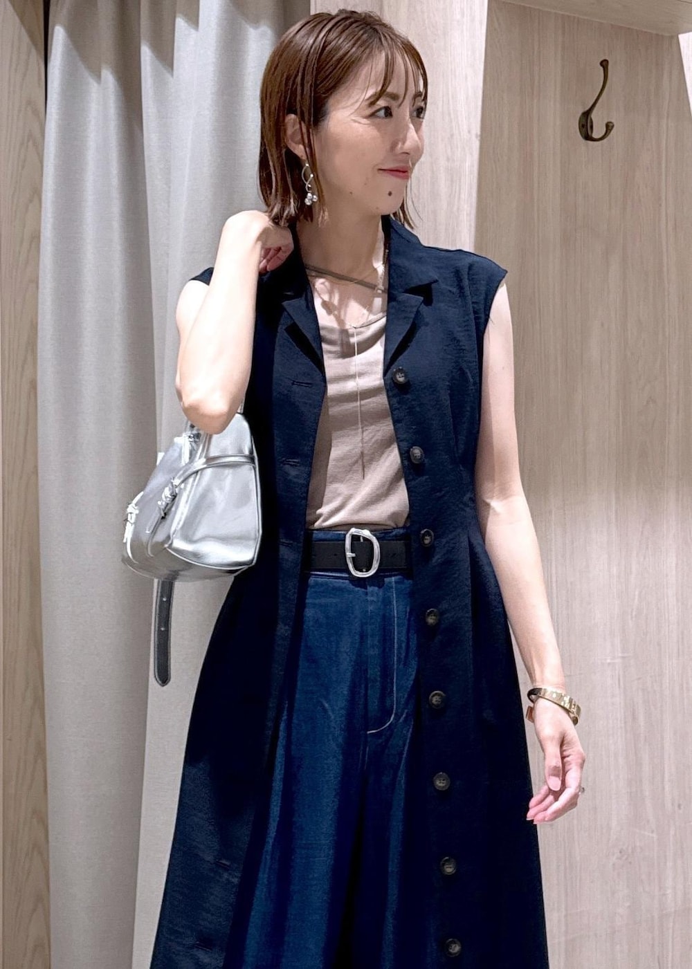 ベージュ系のキャミソール、ブルー系のデニムパンツ、ブルー系のワンピースを着用したレディースの夏コーディネートの7枚目の写真