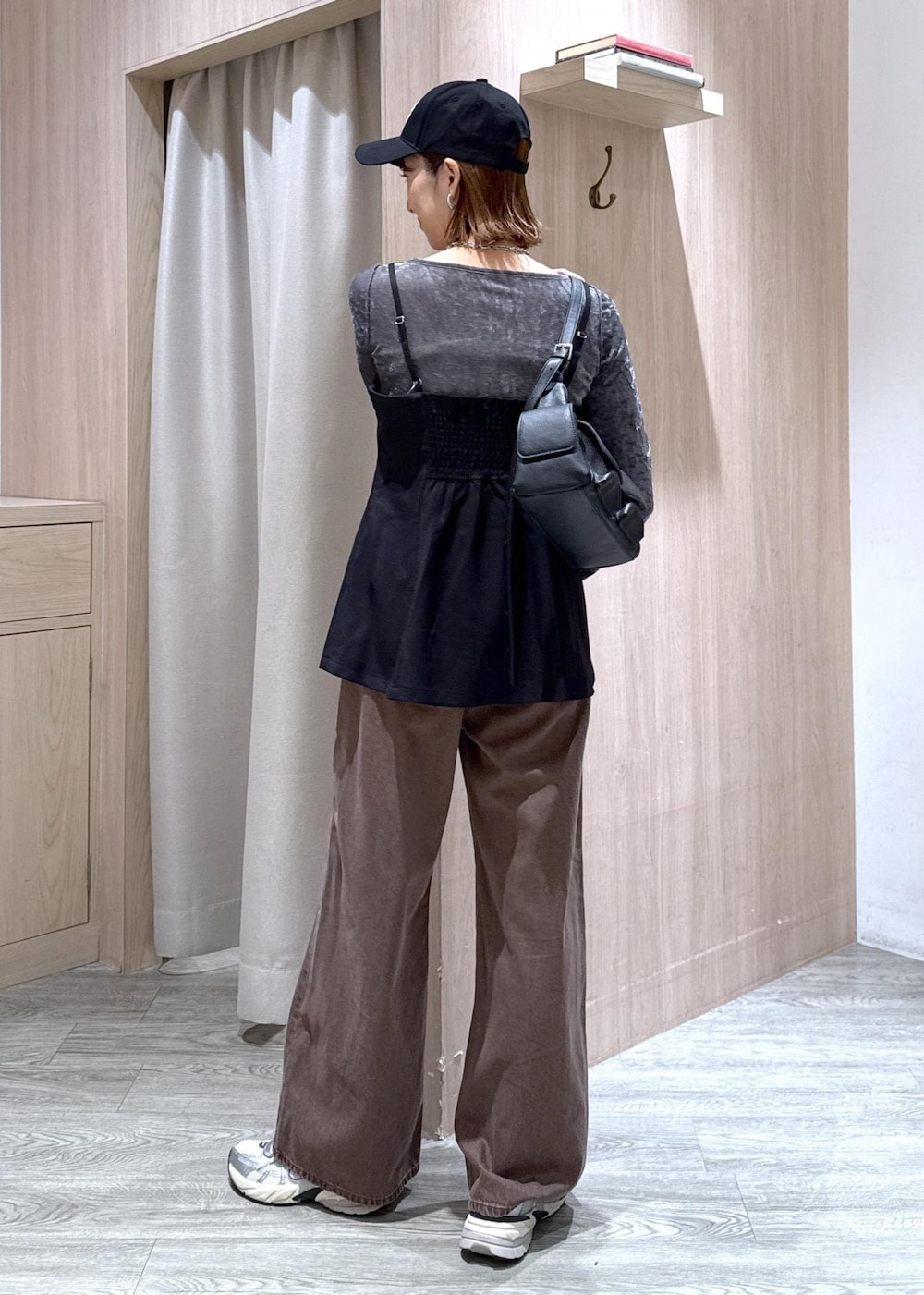 ブラック系のキャミソール、ブラック系のショルダーバッグ、グレー系のカーディガン/ボレロを着用したレディースの秋コーディネートの3枚目の写真