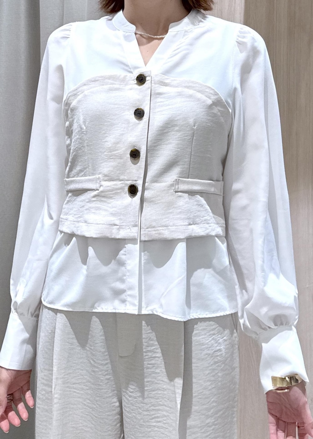 ブラック系のショルダーバッグ、ブラック系のパンプス、ホワイト系のシャツ/ブラウスを着用したレディースの春コーディネートの9枚目の写真