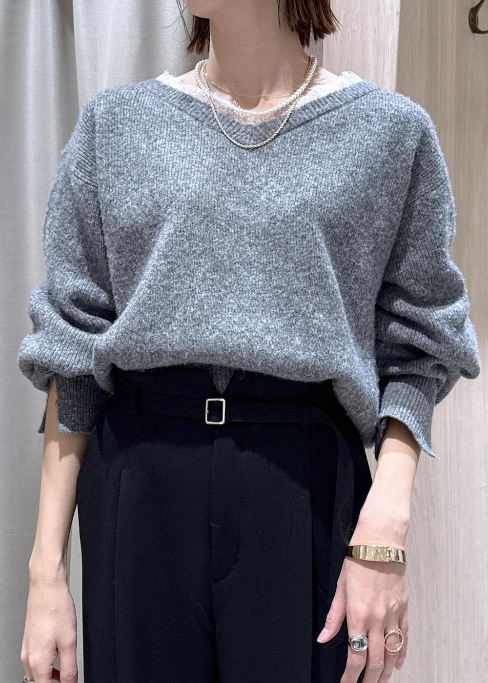 ベージュ系のトートバッグ、グレー系のその他アウター、ブラック系のその他パンツを着用したレディースの冬コーディネートの7枚目の写真