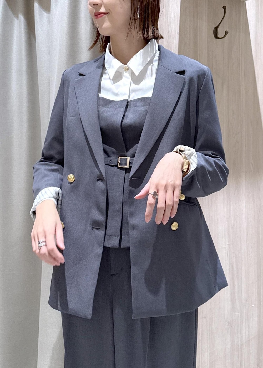 ブラック系のパンプス、グレー系のシャツ/ブラウス、グレー系のその他パンツを着用したレディースの冬コーディネートの8枚目の写真