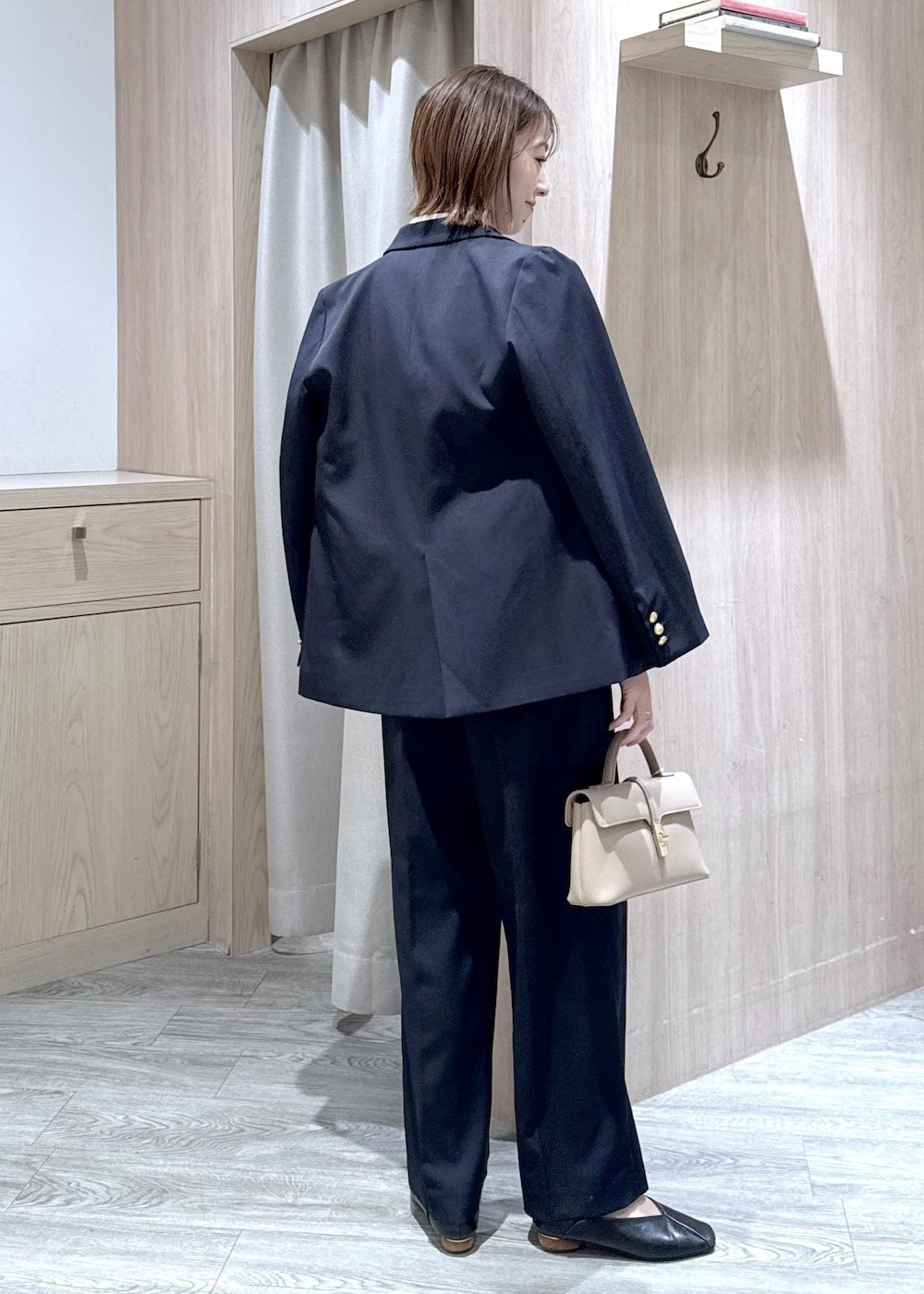 ブルー系のテーラードジャケット、ブルー系のその他パンツ、ブルー系のシャツ/ブラウスを着用したレディースの冬コーディネートの3枚目の写真