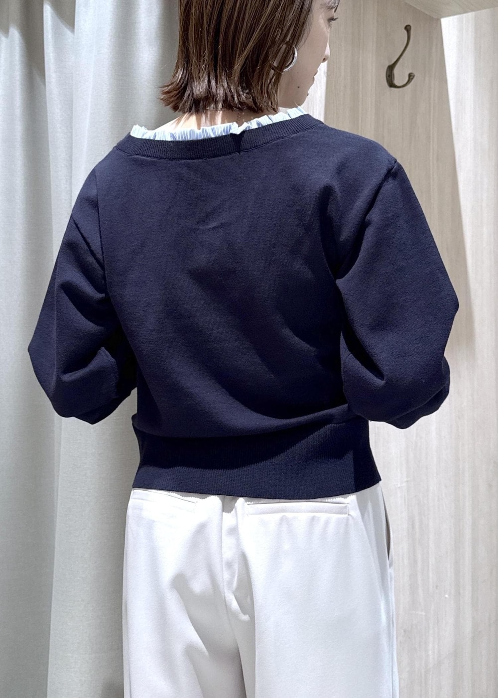 ベージュ系のトートバッグ、ベージュ系のその他パンツ、ブルー系のニット/セーターを着用したレディースの冬コーディネートの7枚目の写真