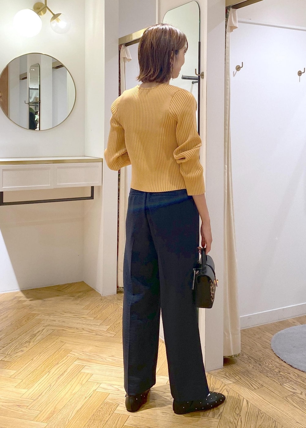 ブルー系のスラックス、その他のショルダーバッグ、ブラック系のバレエシューズを着用したレディースの秋コーディネートの8枚目の写真