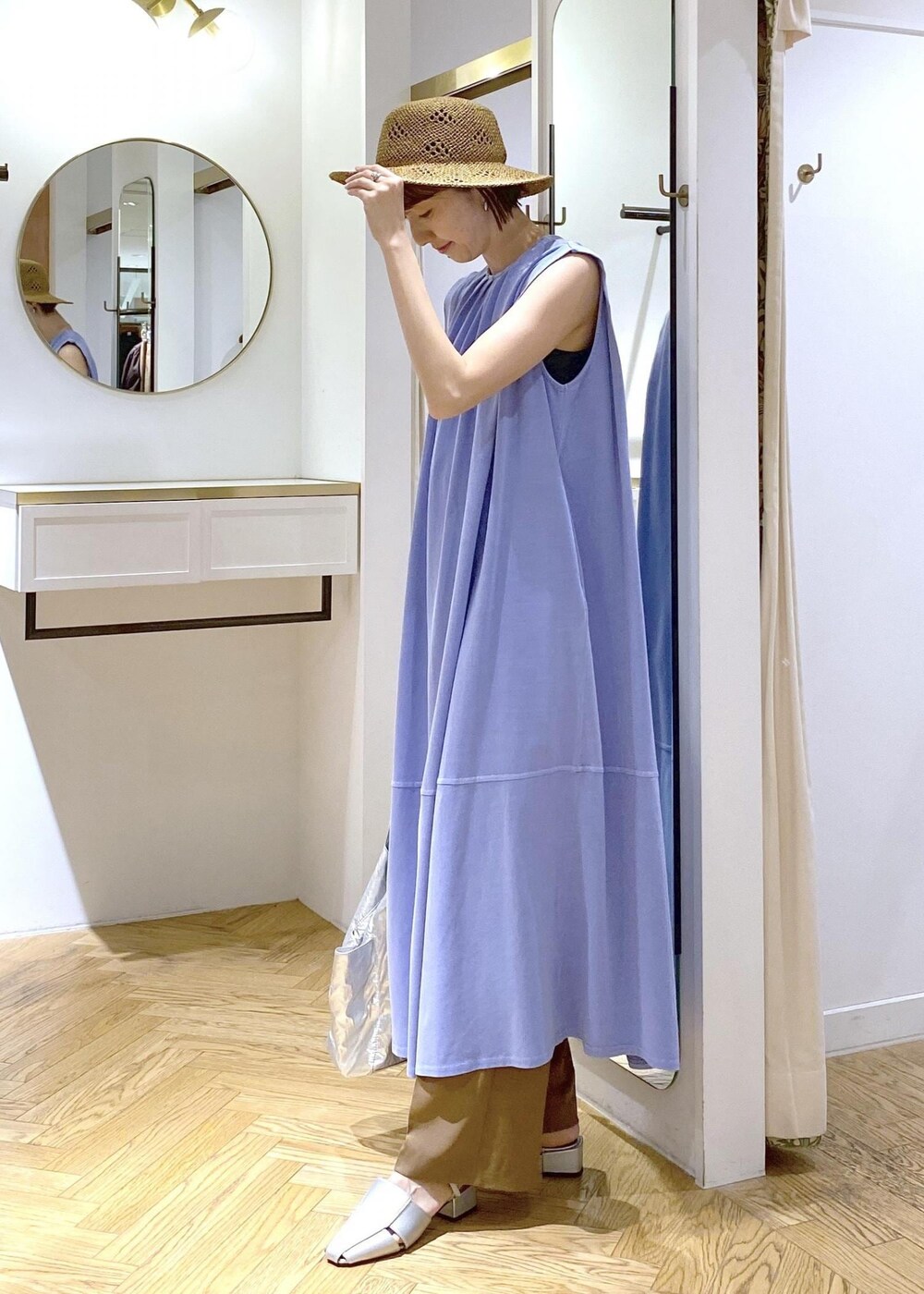 ブラック系のキャミソール、シルバー系のサンダル、シルバー系のトートバッグを着用したレディースの夏コーディネートの2枚目の写真