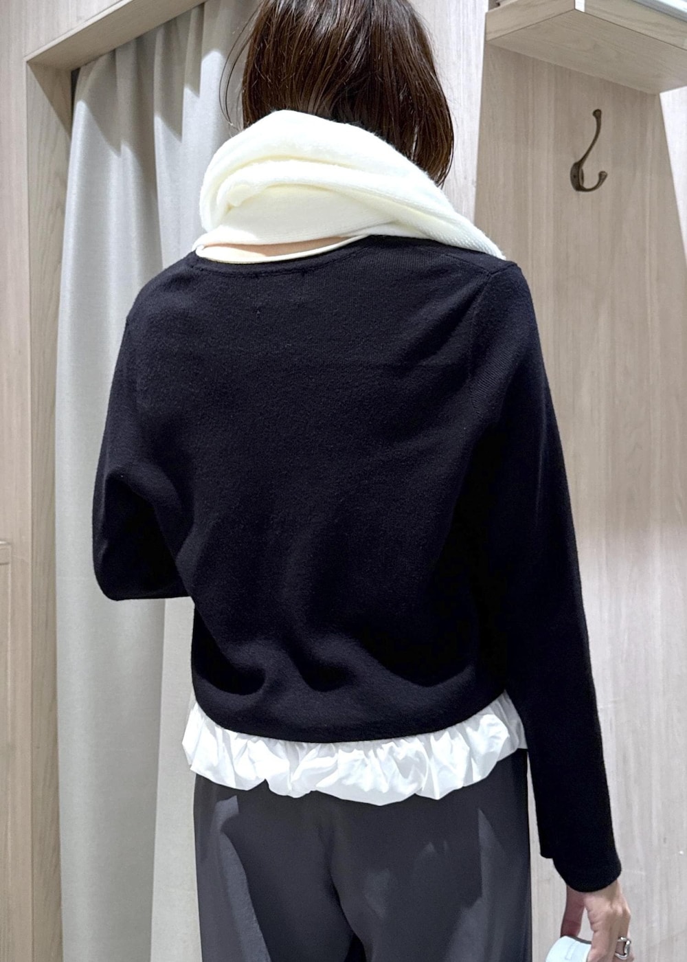 ブラック系のパンプス、ブルー系のショルダーバッグ、グレー系のその他パンツを着用したレディースの秋コーディネートの6枚目の写真