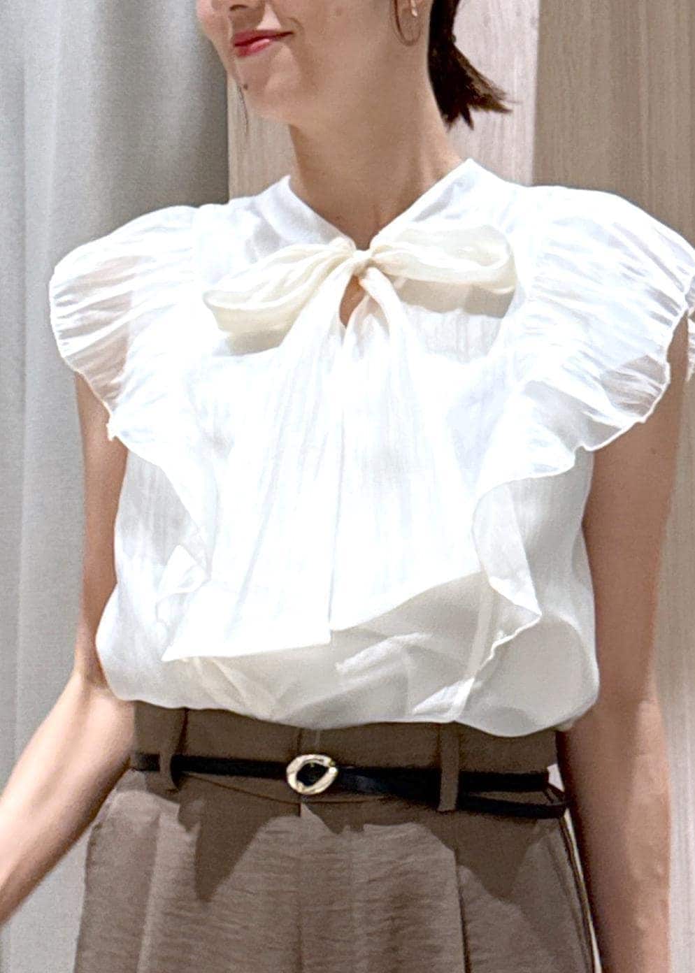 ブラック系のローファー、グリーン系のスラックス、ホワイト系のシャツ/ブラウスを着用したレディースの夏コーディネートの9枚目の写真