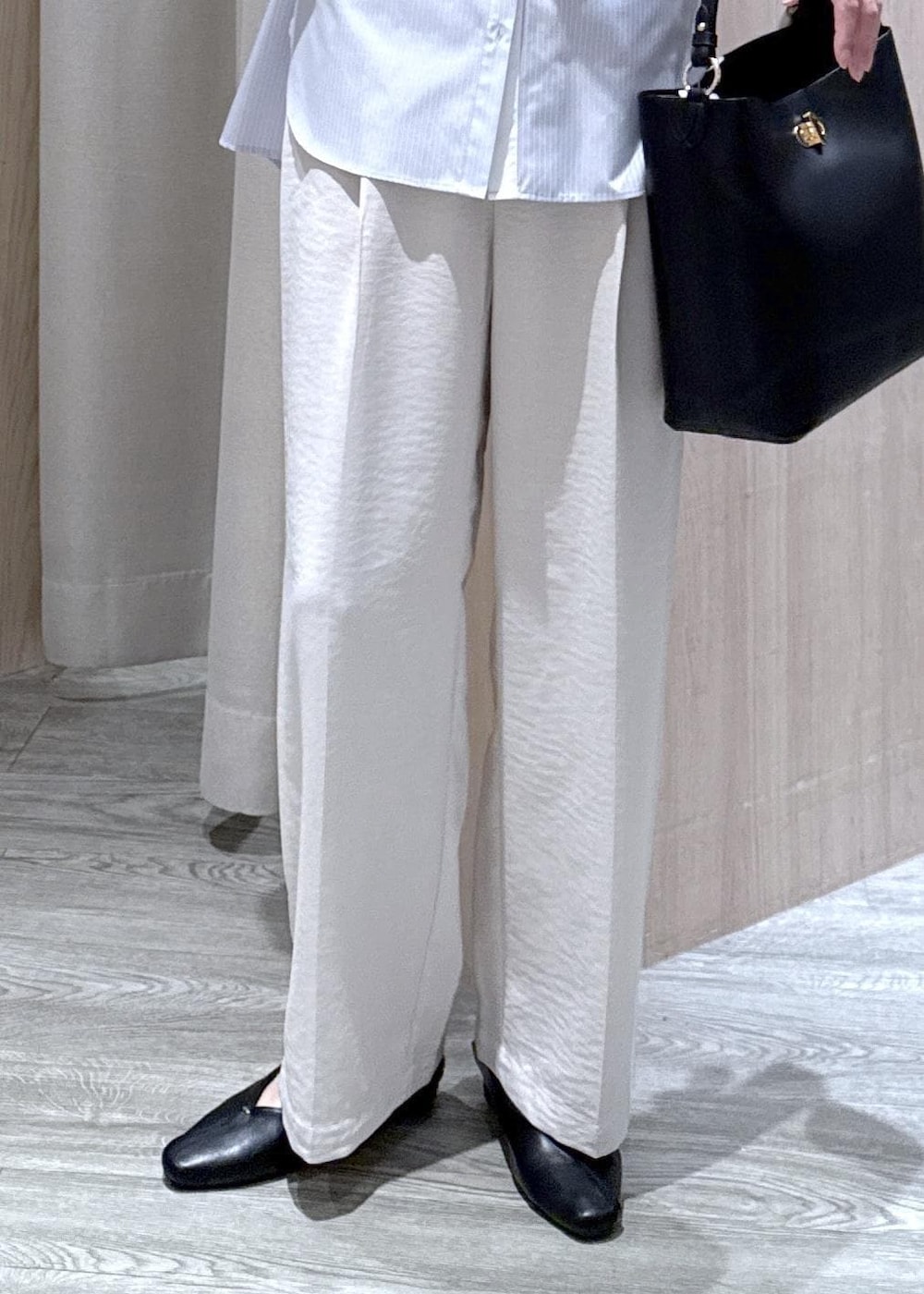 ベージュ系のキャミソール、ブラック系のショルダーバッグ、ブルー系のシャツ/ブラウスを着用したレディースの春コーディネートの9枚目の写真